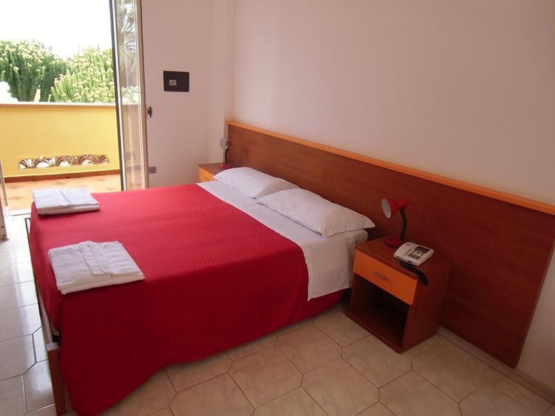 Villaggio Hotel Club Calanovellamare Piraino Kamer foto